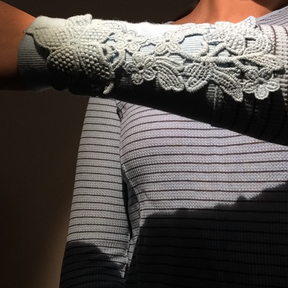 Really cute long sleeve striped blue classy shirt